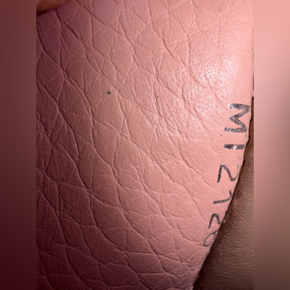 Louis Vuitton Pink Long Wallet Portefeuille Capucines with LV Emblem Branding - Picture 2 of 16